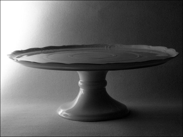 W0000MR11465 cake plate with a stalk.JPG